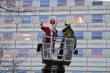 Link zur Presseinformation Nr. 153 / 2021 zum Thema "Nikolaus besucht Kinder der Kinderklinik der UMG"